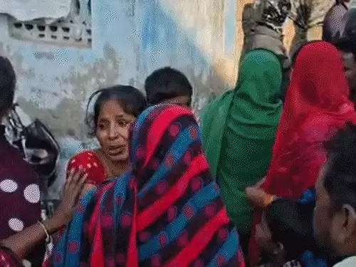 અમદાવાદના વટવા તળાવમાં મેગા ડિમોલિશન:મકાન તૂટતાં મહિલા રડી પડી, વિસ્થાપિત પરિવારોને આશ્રયગૃહ બતાવવા લઈ જવાયા; ધાર્મિક સ્થાન સિવાયના દબાણો હટાવાયા