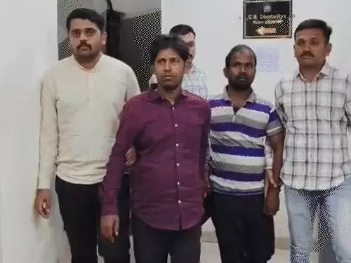 પશ્ચિમ બંગાળથી સુરત સુધી ફેલાયેલું ફેક કરન્સી રેકેટ ઝડપાયું:માર્કેટમાં 500ની નકલી નોટ વટાવવાનો પ્રયાસ કરનારને લોકોએ પકડ્યો, 3.82 લાખની બનાવટી નોટો સાથે 3ની ધરપકડ