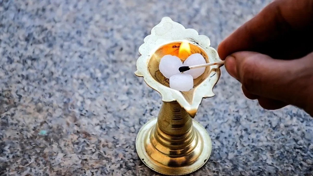 Vastu Tips: સાંજના સમયે ઘરમાં કપૂર સળગાવવું શુભ છે કે અશુભ? જાણો વાસ્તુ શું કહે છે