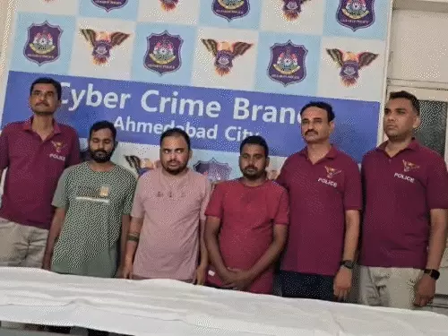 મોબાઇલ હેક કરતી APK ફાઇલ બનાવતી ઝારખંડની ગેંગના સાગરીતો ઝડપાયા:ઓછું ભણેલા ભેજાબાજો દેશભરના કોલ સેન્ટરોને ફાઇલો વેચી મહિને રૂ.50 લાખ કમાતા; 400 ફાઇલ વેચી દીધી