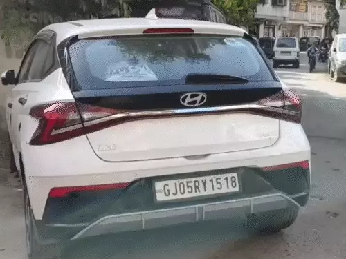 ભૂતિયા ડિમોલિશનમાં 'ગુજરાત MLA'ની પ્લેટવાળી રહસ્યમય ફોર્ચ્યુનરની એન્ટ્રી:સુરતમાં જમીનમાલિકના ઘર બહાર બે કાર મોડી રાત સુધી પાર્ક રહી, મીડિયા હોવાથી કોઈ લેવા ના આવ્યું
