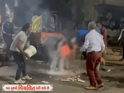 અમદાવાદમાં કેન્સરના દર્દીએ જાહેરમાં પોતાને આગ ચાંપી, VIDEO:સ્થાનિકોએ પાણી નાખી આગ બુઝાવી, આધેડે સારવાર દરમિયાન દમ તોડ્યો