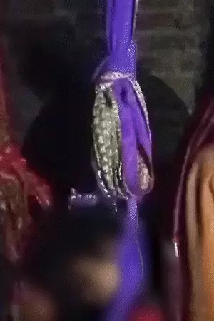 પિતાએ 5 બાળકો સાથે ગળે ફાંસો ખાધો, 4નાં મોત:બચી ગયેલા બાળકે કહ્યું- ગળે મમ્મીની સાડી બાંધી, ટ્રંક પર ચડવાનું કહી છત પર લટકાવ્યા, એકસાથે કુદવાનું કહ્યું ને અમે કુદી પડ્યાબિહારના મુઝફ્ફરપુરમાં એક સનસનાટી ભરી ઘટના સામે આવી છે. જેમા એક પિતાએ પોતાના પાંચ બાળકો