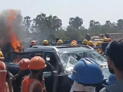 પગાર વધારાની માગ સાથે L&Tના 5000 કોન્ટ્રાક્ટ કર્મચારીઓ તોફાને ચડ્યા:હજીરામાં આર્સેલર મિત્તલ-નિપ્પોન સ્ટીલ પ્લાન્ટમાં 10 વાહનોમાં તોડફોડ, લાઠીચાર્જ અને 40 ટીયરગેસના શેલ છોડાયા