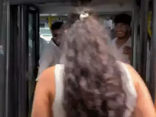 ચાલુ BRTSમાં પાર્ટી, સુરતનો રોડ 3 કલાક બાનમાં લીધો:મુંબઈની ડીજે એ જલસા કરાવ્યા