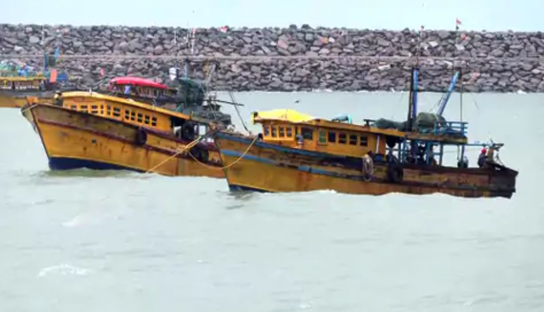 આંધ્રપ્રદેશમાં કાર-રીક્ષા પર ઝાડ પડ્યા, ઓડિશાના સ્ટેશન પર મુસાફરોએ વિતાવી રાત