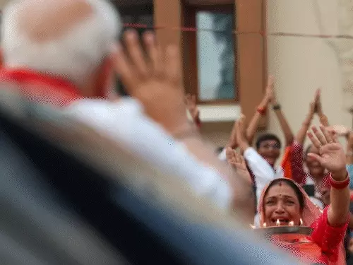 હાથમાં આરતીની થાળી, આંખમાં આંસુ, મોદીને જોઈને મહિલા રડી પડી:અમદાવાદમાં PMના રોડ શોમાં ભાવુક દૃશ્ય