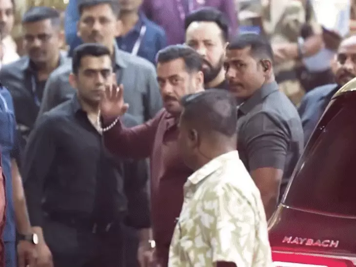 શાહરુખે ચહેરો છુપાવ્યો, સલમાને આપ્યો પોઝ!:મુંબઈ એરપોર્ટ પર સેલેબ્સની અવરજવર, જાહ્નવી કપૂરથી લઈને સોહેલ ખાન સહિતના સિતારાઓ દેખાયા