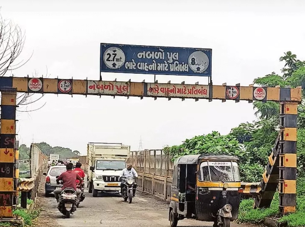 સુરત: કામરેજમાં લોખંડની પ્લેટ પર ટકાવી રાખેલો બ્રિજ આજથી 1 મહિનો બંધ 