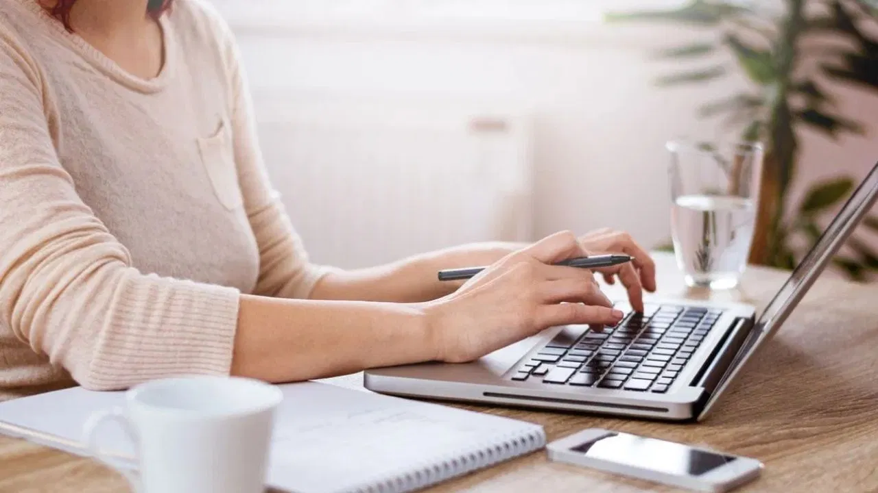 કામ નથી કરતી લેપટોપની Keys? તો ગભરાશો નહીં, આ સરળ ટ્રિકથી જાતે જ કરી શકશો ઠીક