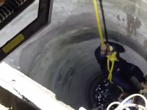 અમદાવાદમાં જૈન દેરાસરના કૂવામાં પડેલા પિતા-પુત્રીનું LIVE રેસ્કયૂ:દીકરીનો પગ લપસતા 60 ફૂટ ઊંડા બોરવેલમાં પડી, પિતાએ બચાવવા છલાંગ લગાવી; ડૂબવાની તૈયારીમાં હતા ત્યાં ફાયરે બચાવ્યા