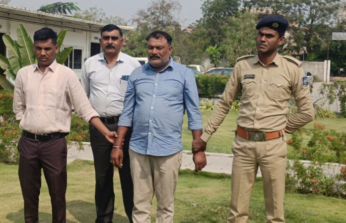 અમદાવાદ: CAની ઓફિસમાં નોકરી કરતો શખસ સાંજે 'નકલી પોલીસ' બની જતો, બોડકદેવ પોલીસે ઝડપી પાડ્યો