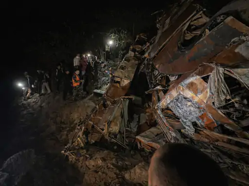 નેપાળમાં બસ હાઈવે પરથી નદીમાં ખાબકી, 18નાં મોત:25 ઘાયલ, મૃત્યુ પામનાર લોકોમાં 2 વિદેશી નાગરિક; કંટ્રોલ ગુમાવવાથી દુર્ઘટના ઘટી